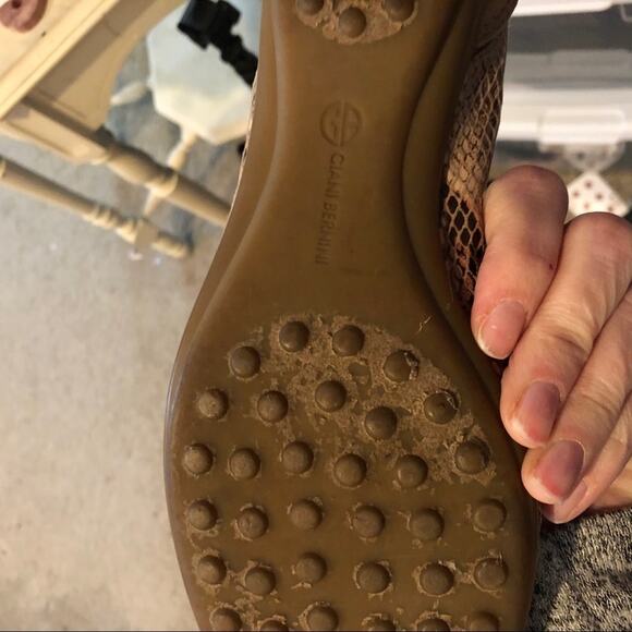 Giani Bernini Tan & Grey Snake Print Leather Flats - Picture 3 of 8
